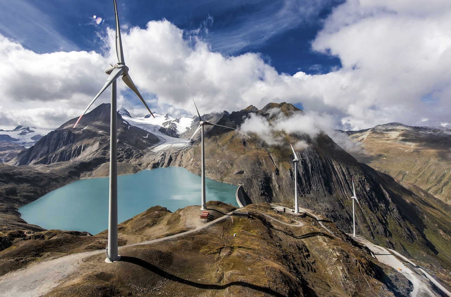 ARCHIV - ZUR DRITTEN ONLINEUMFRAGE VON TAMEDIA ZUR ENERGIESTRATEGIE 2050 AM MITTWOCH, 10. MAI 2017, STELLEN WIR IHNEN FOLGENDES BILDMATERIAL ZUR VERFUEGUNG - Wind turbines at the site of the highest w ...