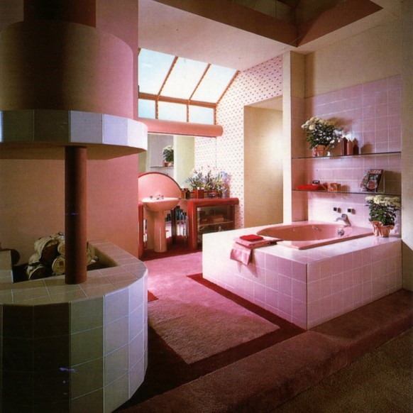 Badezimmer WC mit Spannteppich 1970s retro design https://www.apartmenttherapy.com/why-did-anyone-think-carpet-in-the-bathroom-was-a-good-idea-257122