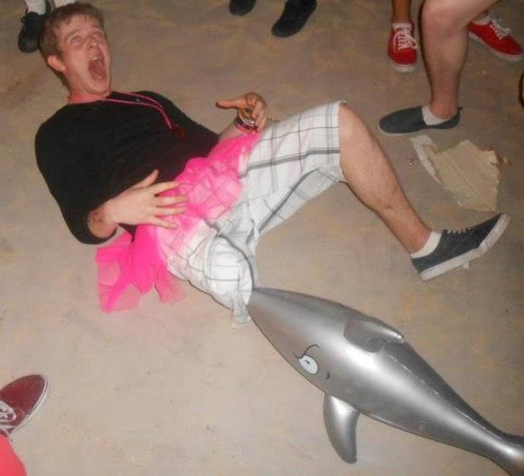 Chris Herbert nimmt seine eigene Verletzung aufs Korn.