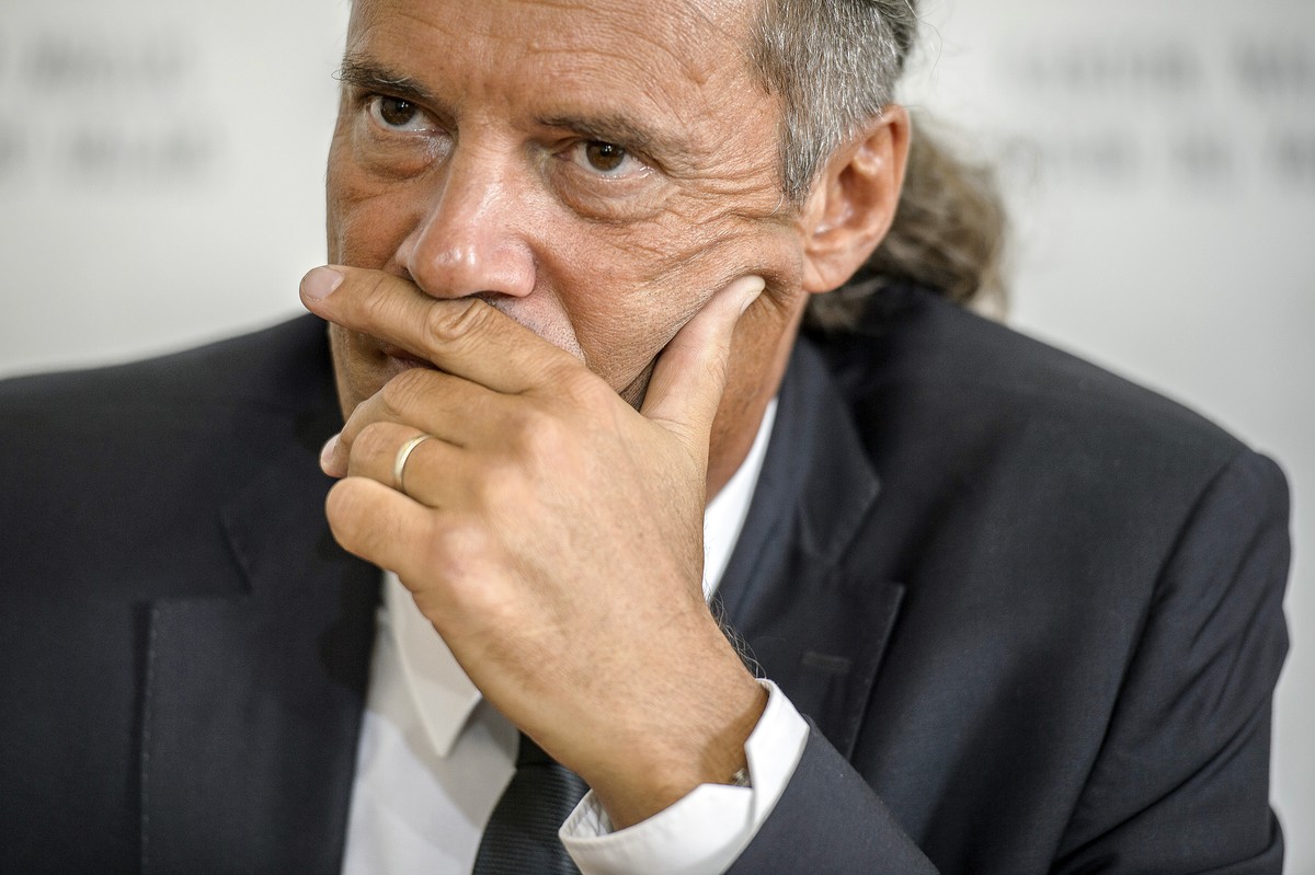 ARCHIV --- ZUR MELDUNG, DASS OSKAR FREYSINGER OFFIZIELL ALS BUNDESRATSKANDIDAT AUFGESTELLT WIRD, STELLEN WIR IHNEN FOLGENDES BILD ZUR VERFUEGUNG --- Le conseiller d'Etat Oskar Freysinger lors de  ...