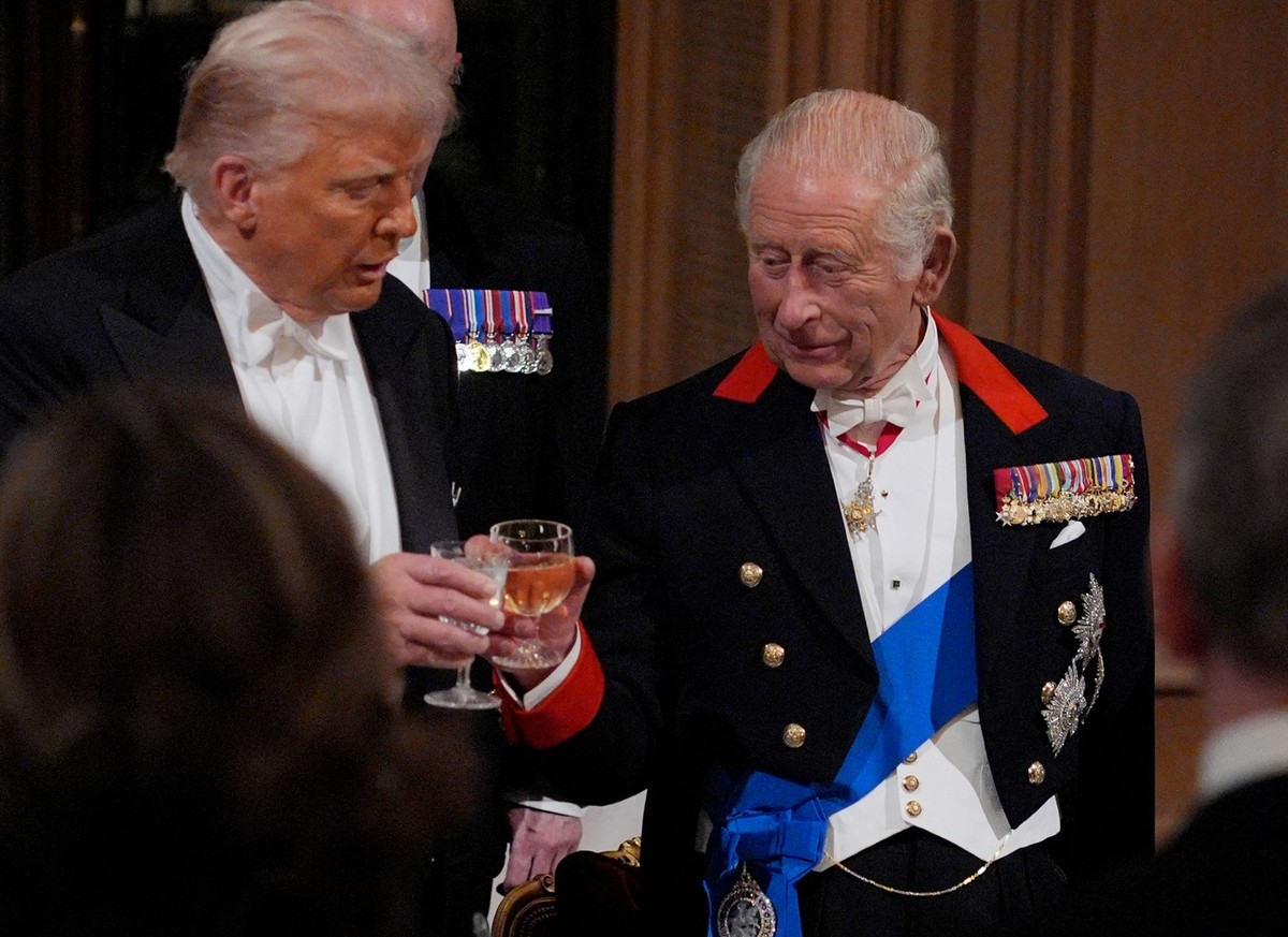 WINDSOR, ENGLAND - SEPTEMBER 17: Britain's King Charles III (C) glances while standing beside US President Donald Trump during a State Banquet at Windsor Castle for the State visit by the Preside ...