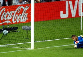 Englands Keeper David James beispielsweise unterlag im EM-Viertelfinal 2004 gegen Portugal diesem Phänomen, als er nach drei Schüssen in die linke Ecke im vierten Versuch in die rechte Ecke sprang. Do ...