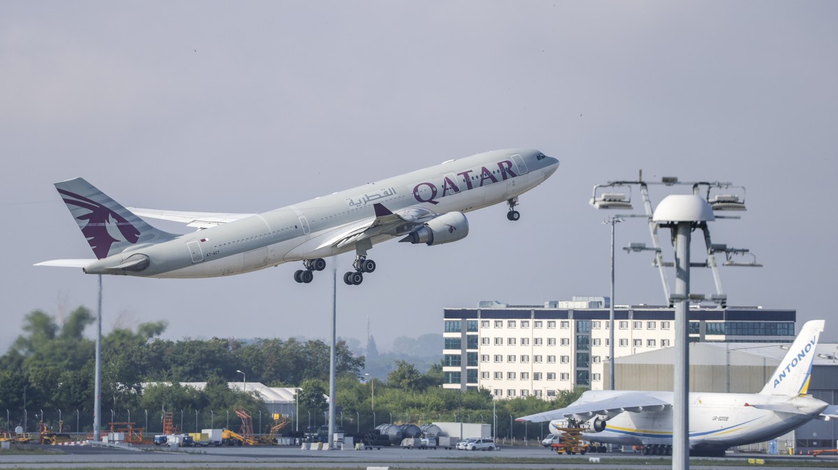 dpatopbilder - 18.07.2025, Sachsen, Schkeuditz: Ein Flugzeug der Qatar Airways startet vom Flughafen Leipzig/Halle. Wie eine Sprecherin des Bundesinnenministeriums best