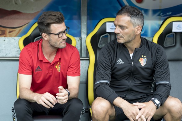 Der Basler Trainer Raphael Wicky, links, und Assistenztrainer Massimo Lombardo, rechts, im Fussball Meisterschaftsspiel der Super League zwischen dem BSC Young Boys und dem FC Basel 1893 im Stade de S ...