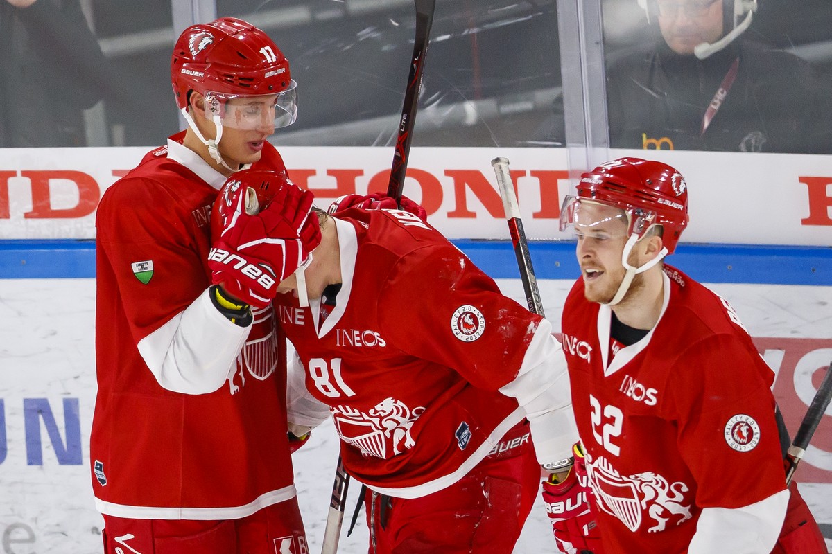 L'attaquant lausannois Ronalds Kenins, centre, celebre son but avec le defenseur lausannois Loic In-Albon, gauche, et l'attaquant lausannois Christoph Bertschy, droite, lors de la rencontre  ...