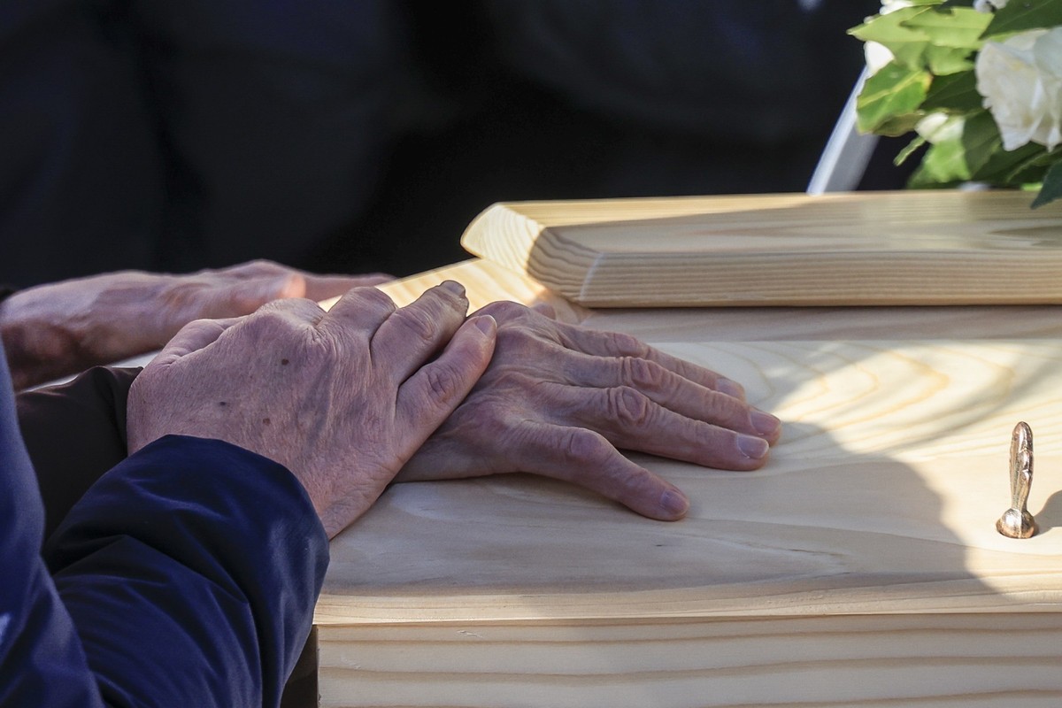 ROME, ITALY, JANUARY 07:
Relatives of Riccardo Minghetti touch his coffin at the end of his funeral service at the Basilica of Saints Peter and Paul in Rome, Italy, on January 07, 2026. Riccardo Mingh ...