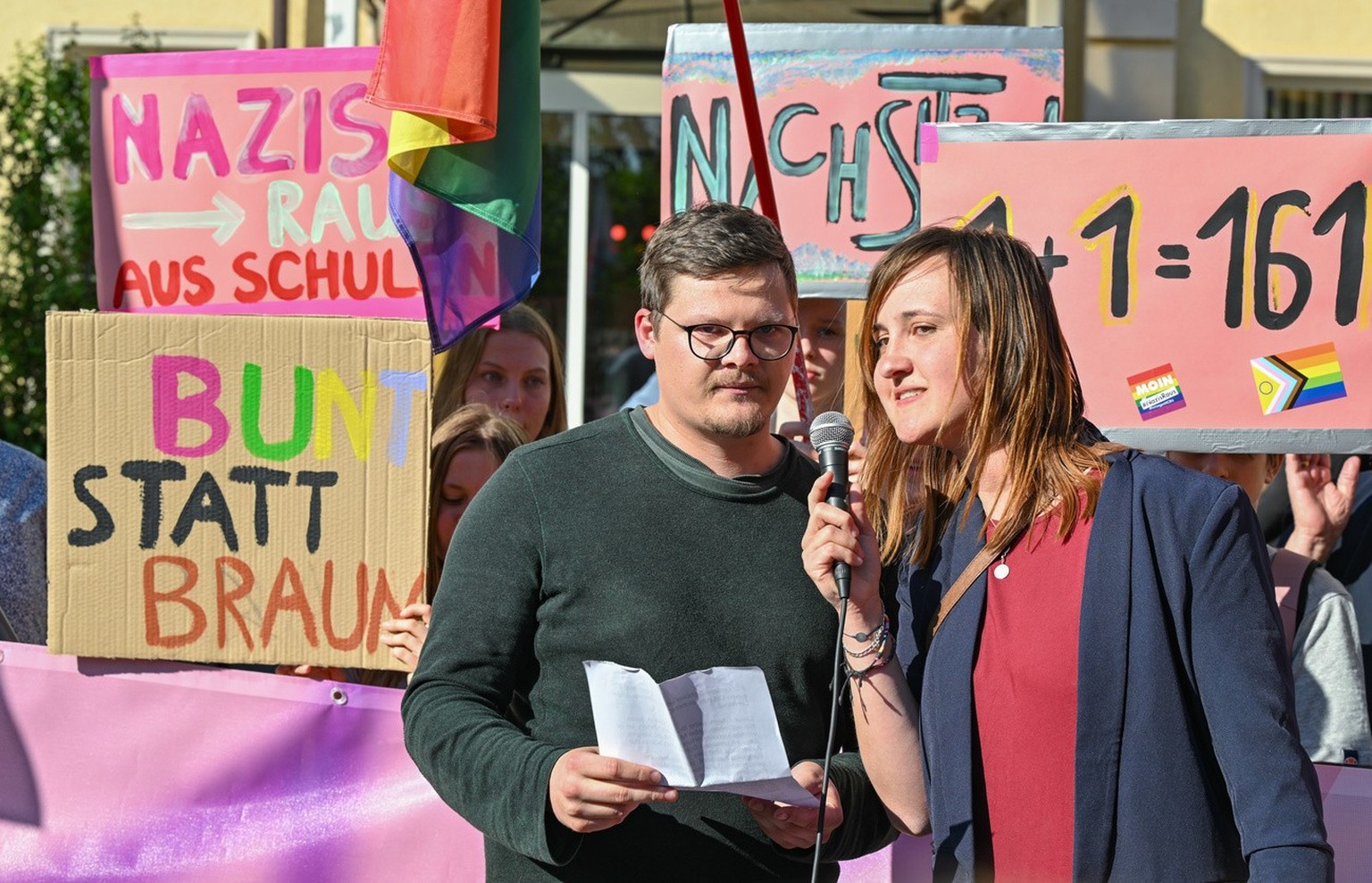 ARCHIV - 09.05.2023, Brandenburg, Cottbus: Der Lehrer Max Teske und seine Kollegin Laura Nickel hatten vor etwa drei Monaten einen zun�chst anonymen Brandbrief �ber rechtsextreme Vorf�lle an ihrer Sch ...