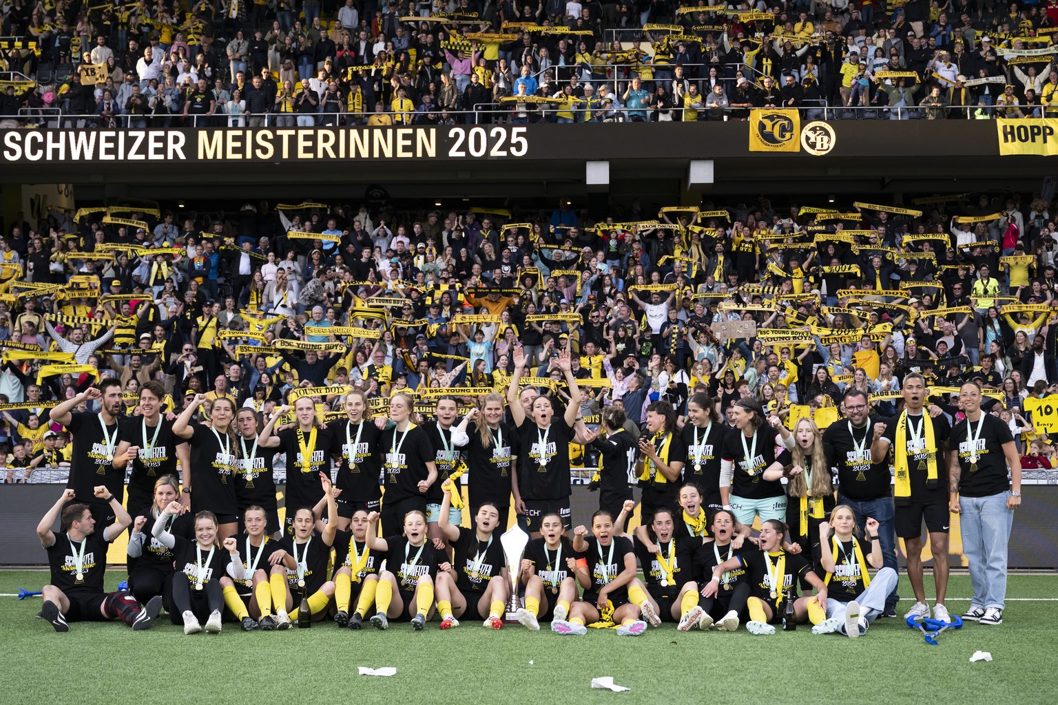 Spielerinnen, Staff und Fans jubeln mit den Pokal dem Fussballschweizermeisters nach dem Sieg (5-4) nach der Verlaengerung, waehrend des Playoff-Final-Rueckspiels der Women's Super League zwische ...