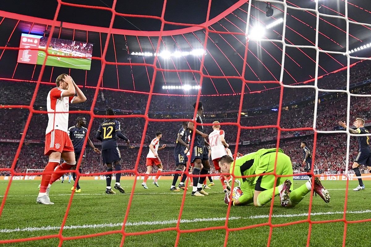 epa11311218 Munich's Harry Kane (L) reacts during the UEFA Champions League semi final, 1st leg match between Bayern Munich and Real Madrid in Munich, Germany, 30 April 2024. EPA/ANNA SZILAGYI