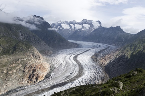 Blick auf den Aletschgletscher von der Moosfluh aus, auf der Riederalp im Wallis, am Dienstag 11. Juli 2017. (KEYSTONE/Dominic Steinmann)