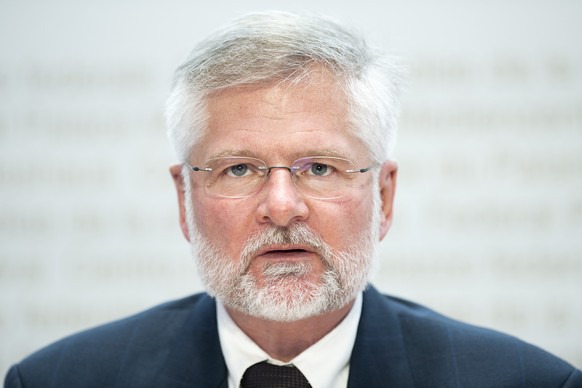 Rudolf Hauri, Praesident Vereinigung der Kantonsaerztinnen und Kantonsaerzte aeussern sich an einem Point de Presse zur Covid-19 Situation, am Dienstag, 3. November 2020, in Bern. (KEYSTONE/Peter Schn ...