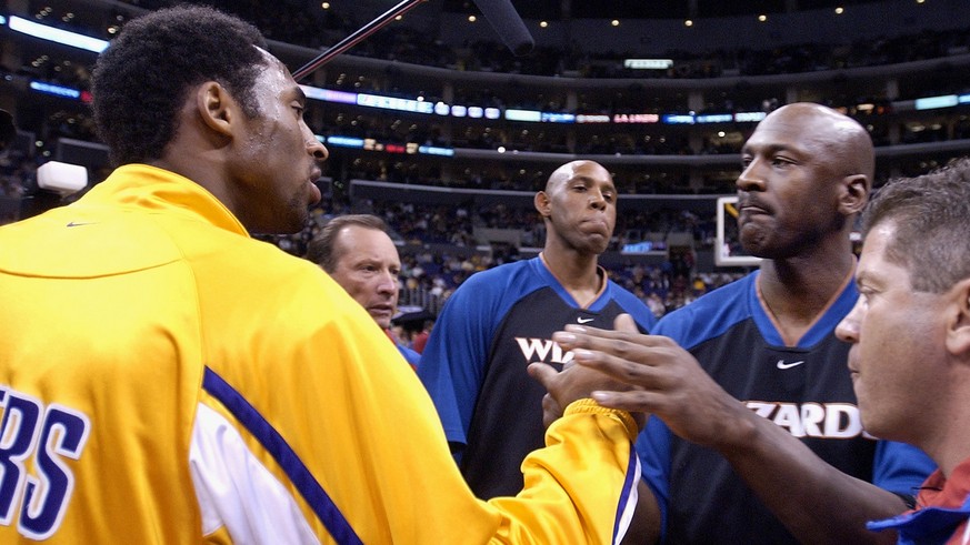 Bryant und Jordan beim Handshake vor einem Spiel zwischen Lakers und Wizards 2002.