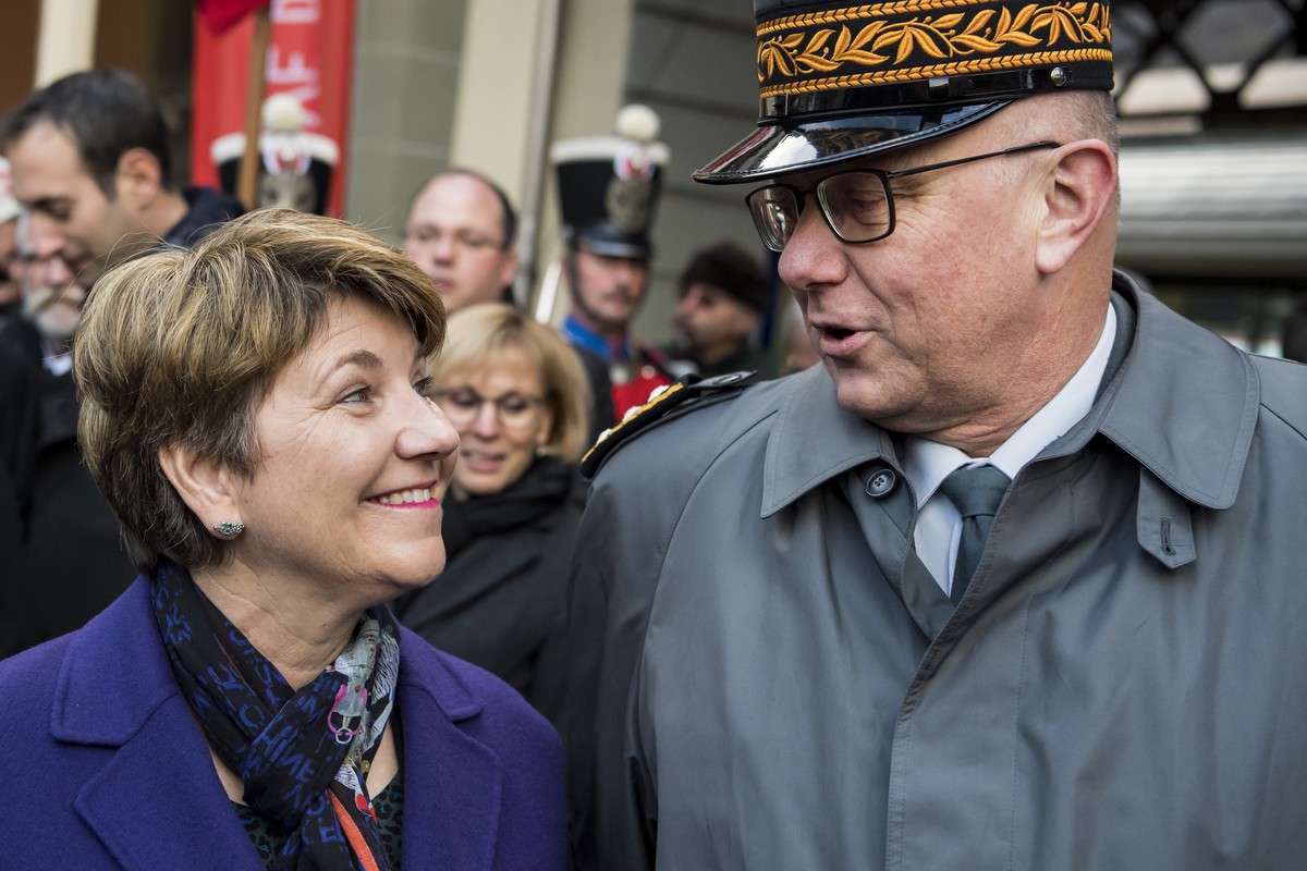 La nouvelle Conseillere federale Viola Amherd, gauche, parle avec le chef de l'Armee suisse Philippe Rebord, droite, lors de la la reception officielle en Valais apres son election au Conseil fed ...