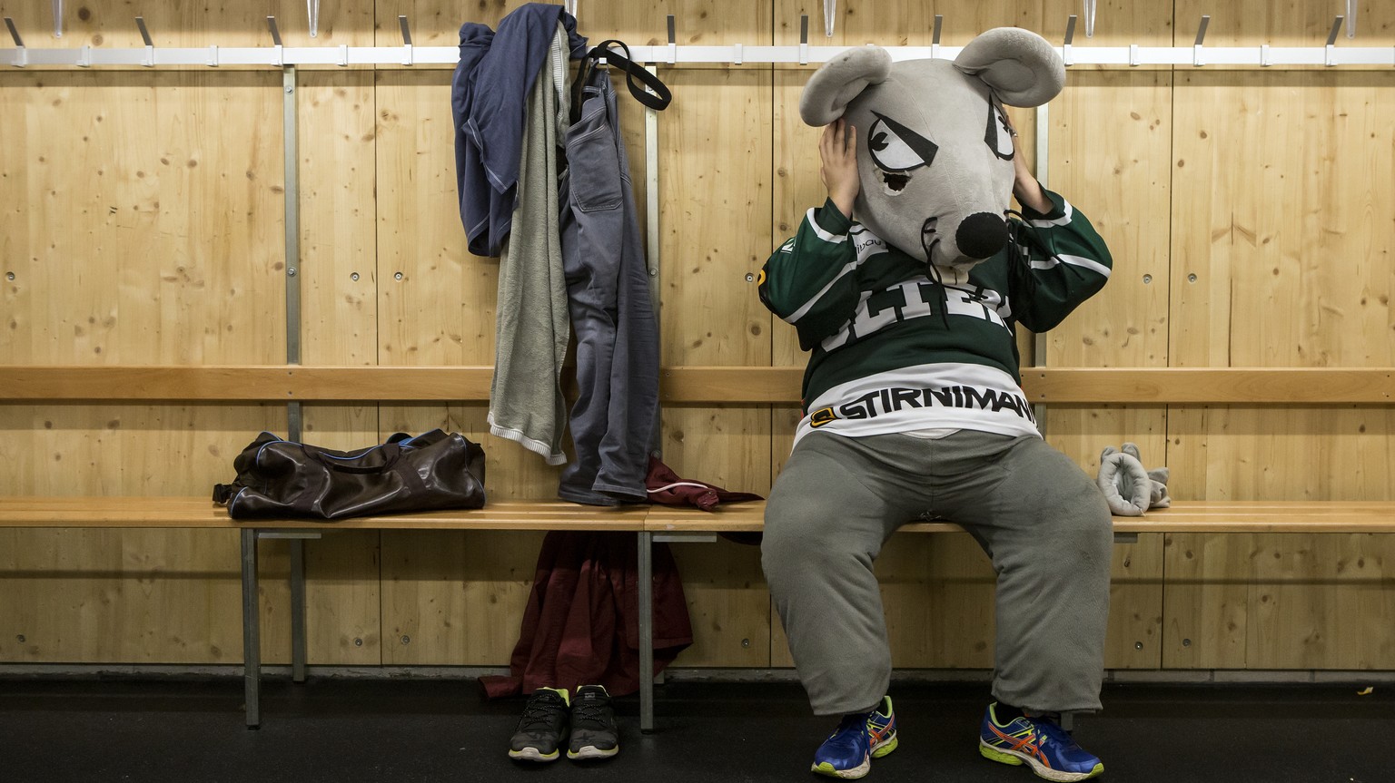 Maskottchen &quot;Speedy&quot; vom EHC Olten macht sich in der Garderobe bereit fuer den Swiss Ice Hockey Cup 1/8 Final zwischen dem EHC Olten und dem EHC Biel-Bienne am Sonntag, 22. Oktober 2017, im  ...