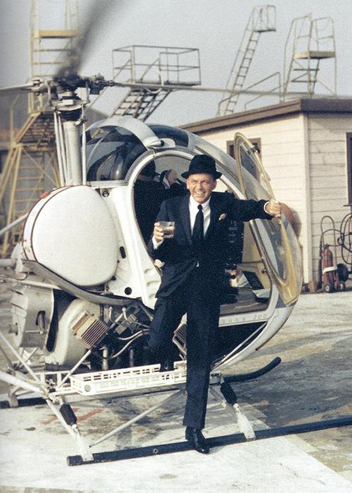 frank sinatra bourbon whiskey whisky helikopter hubschrauber retro history http://twentytwowords.com/frank-sinatra-alights-from-a-helicopter-whiskey-in-hand/