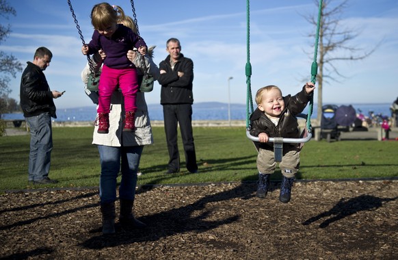 ZUR NEUSTEN UMFRAGE DES BUNDESAMTES FUER STATISTIK, UEBER DEN KINDERWUNSCH VON JUNGEN MAENNERN UND FRAUEN, STELLEN WIR IHNEN FOLGENDES ARCHIVBILD ZUR VERFUEGUNG - Eltern spielen mit ihren Kindern auf  ...