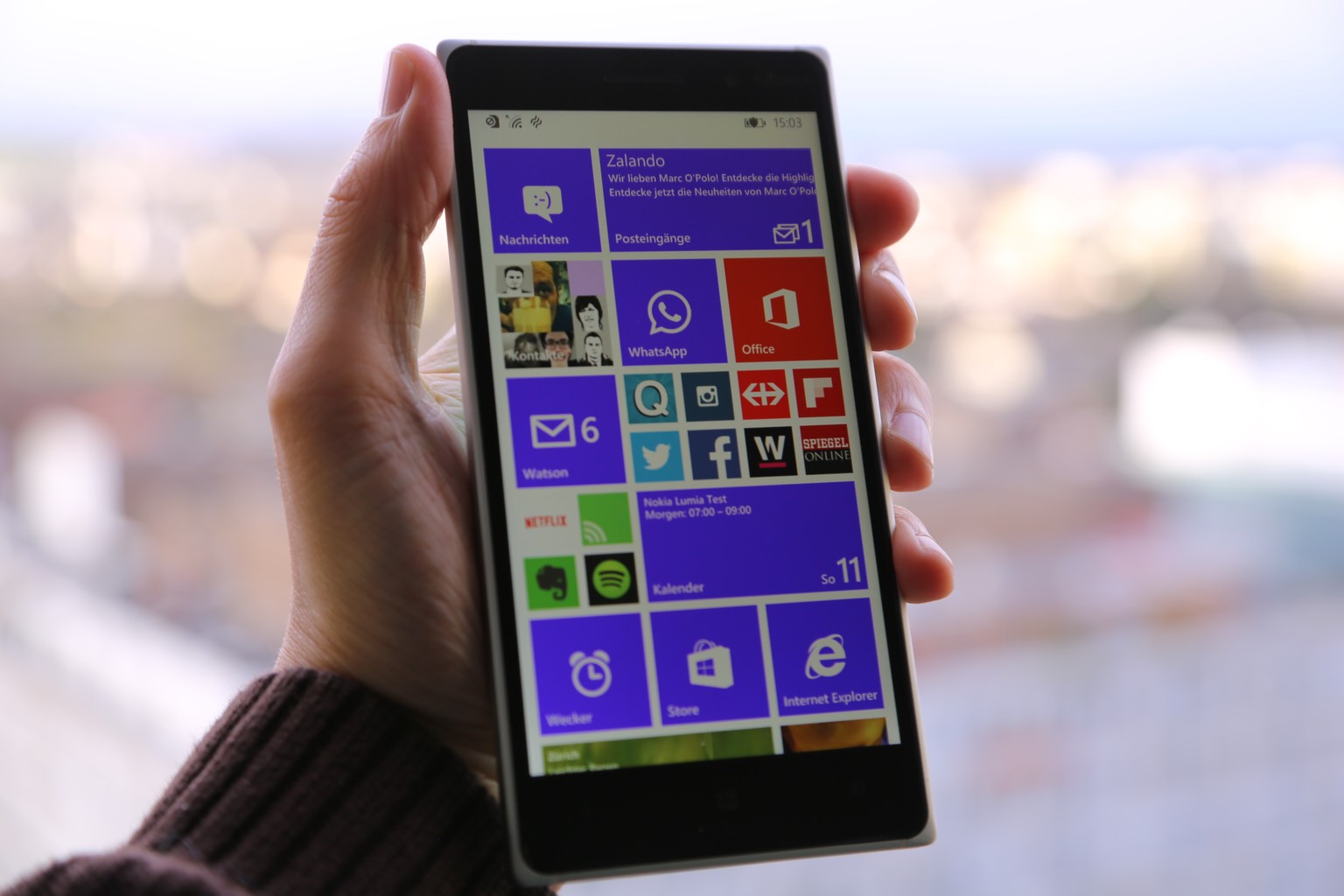 Das Nokia Lumia 830 ist mit seinem 5 Zoll grossen Display etwas grösser als das iPhone 6, fast gleich gross wie das Galaxy S5 und deutlich kleiner als das iPhone 6 Plus.