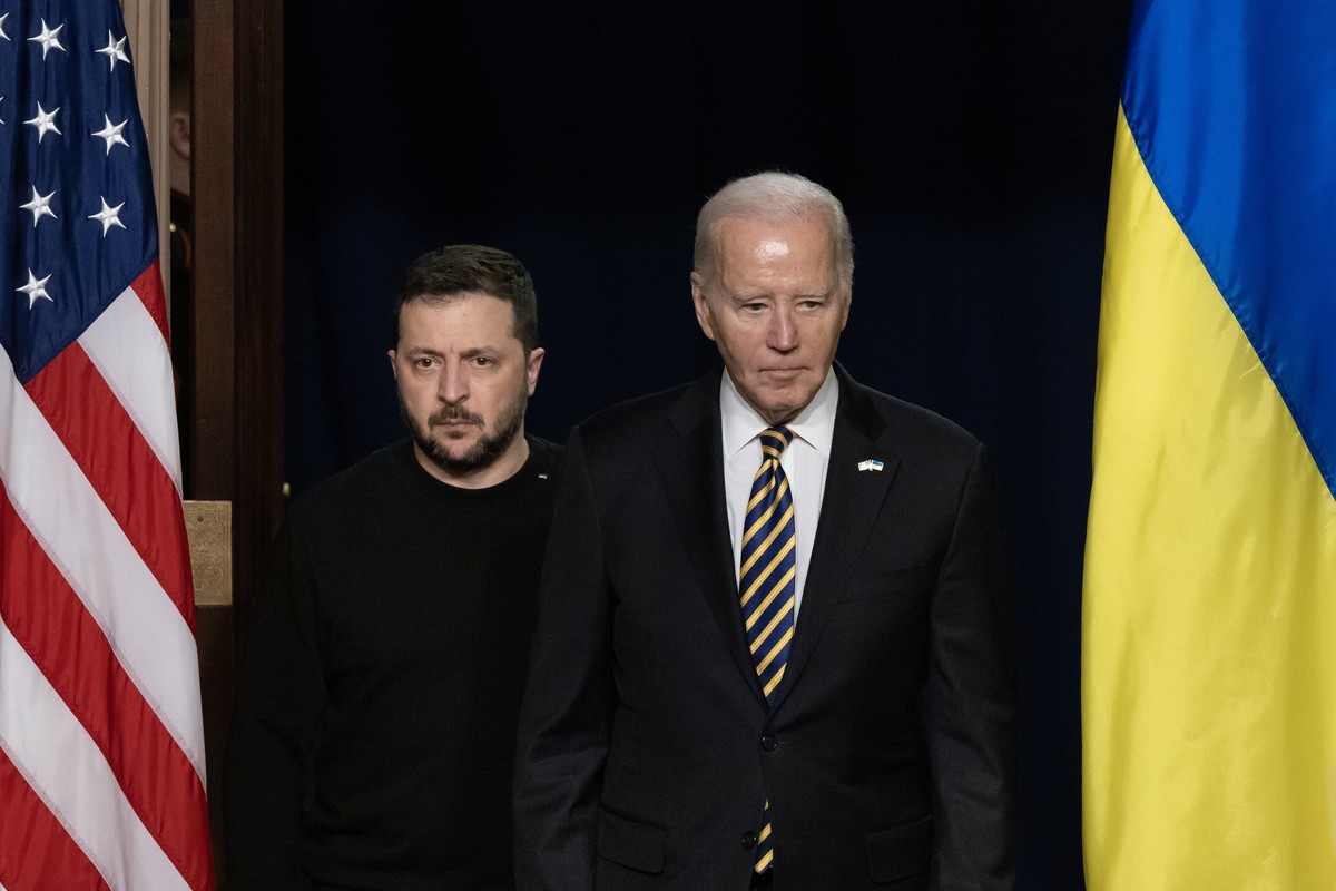 epa11025626 US President Joe Biden (R) and Ukrainian President Volodymyr Zelensky (L) enter the room to hold a joint news conference in the Indian Treaty Room of the Eisenhower Executive Office Buildi ...