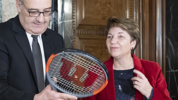 Bundesrat Guy Parmelin, SVP, links, ueberreicht einen Tennsischlaeger bei der symbolischen Schluesseluebergabe an seine Nachfolgerin Viola Amherd, CVP, im Departement VBS, am Donnerstag, 20. Dezember  ...