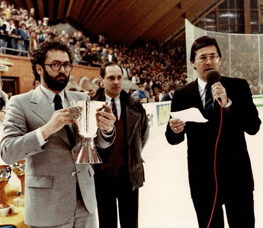 Das waren noch Zeiten: Siegerehrung für Team Canada 1985. Von links nach rechts: Davos Landammann Luzi Schmid (mit Bart), in der Mitte Herr Spengler, Sponsor (Modehaus Spengler, das gibt es nicht mehr ...