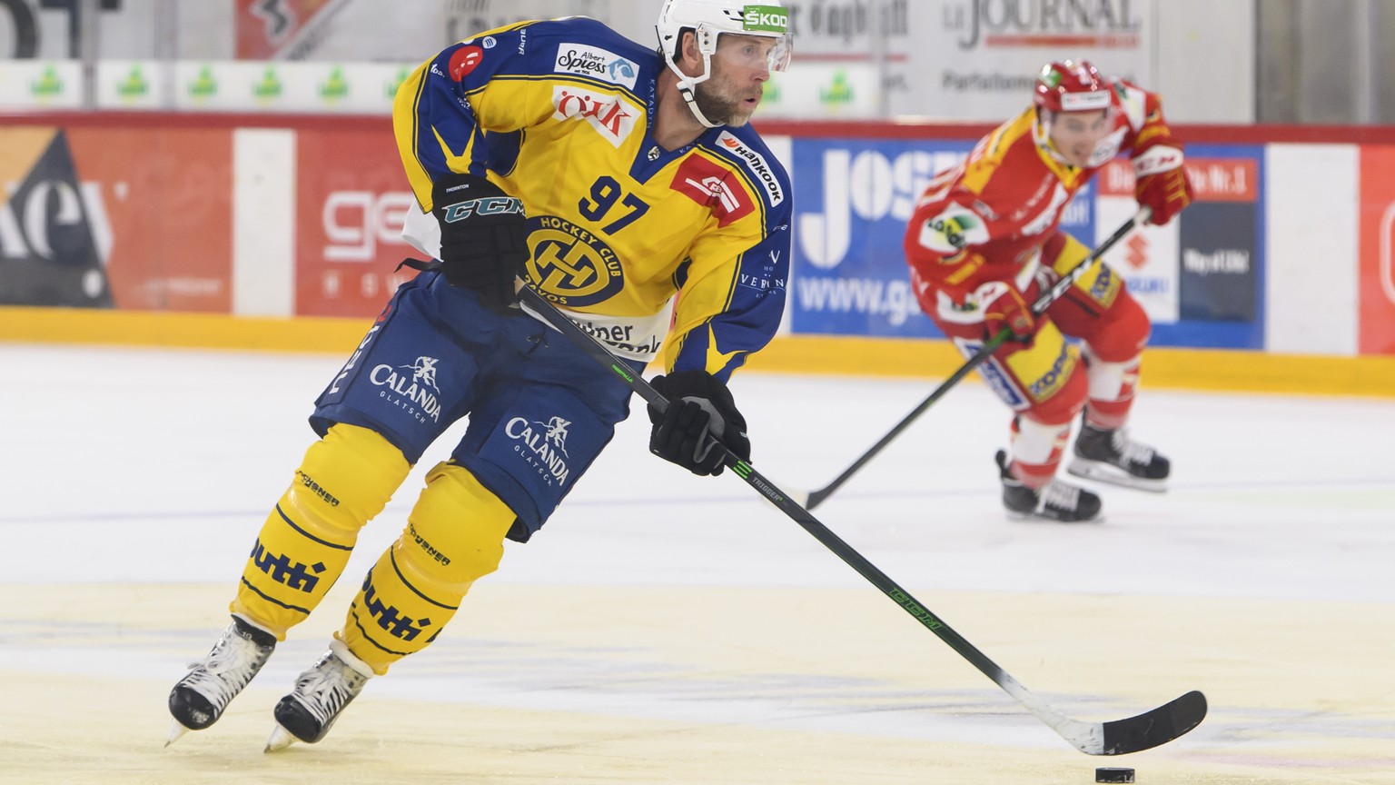 Davos? Joe Thornton kaempft um den Puck, beim Eishockey Meisterschaftsspiel der National League zwischen dem EHC Biel und den HC Davos, am Freitag, 13. November 2020, in der Tissot Arena in Biel. (KEY ...