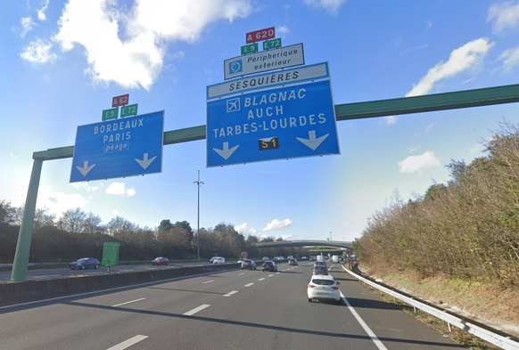 Ein Strassenschild/Wegweiser, welches den Weg nach Paris (Frankreich) anzeigt.