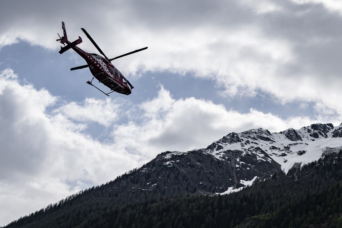 Ein Helikopter der Air Zermatt fliegt auf den Berg zum Kleinen Nesthorn im Loetschental, am Freitag, 23. Mai 2025, in Blatten. Das Dorf Blatten VS im Loetschental musste wegen der Gefahr eines Felsstu ...