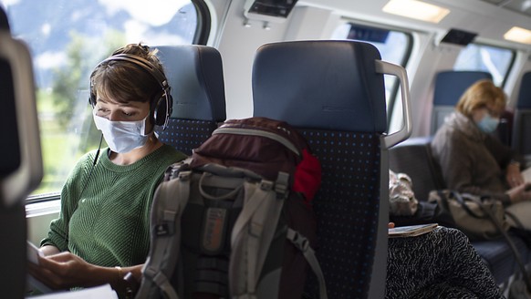 Menschen mit Schutzmasken im Zug der SBB zwischen Sargans und Z