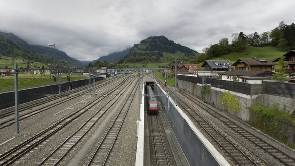 ARCHIV - ZUR PRESSEKONFERENZ ZUM AUSBAU DER BAHNINFRASTRUKTUR STELLEN WIR IHNEN DIESES ARCHIVBILD ZUR VERFUEGUNG - Ein SBB-Schnellzug faehrt in Frutigen unter die Schienen der alten Strecke und wird n ...