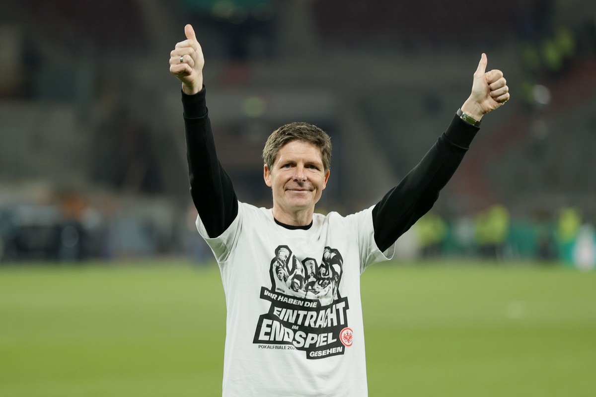 epa10607361 Frankfurt's head coach Oliver Glasner celebrates after winning the German DFB Cup semi-final soccer match between VfB Stuttgart and Eintracht Frankfurt in Stuttgart, Germany, 03 May 2 ...