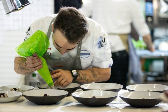 Finale Wettbewerb Koch des Jahres in Bonn Miguel Marques 26, ist Koch des Jahres 2023, hier bereitet er sein Menu zu - Am 13. November 2023 findet im Bonner Kameha Grand Hotel das Finale des Wettbewer ...