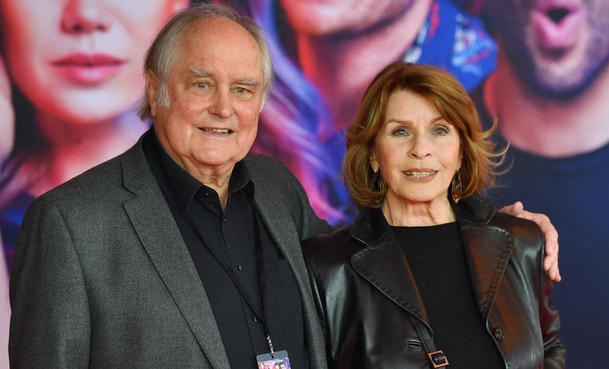 Nach schwerer Krankheit: Filmemacher Michael Verhoeven im Alter von 85 Jahren gestorben. ARCHIVFOTO Senta BERGER Schauspielerin mit Ehemann Michael VERHOEVEN Regisseur. Roter Teppich,Red Carpet,Arriva ...