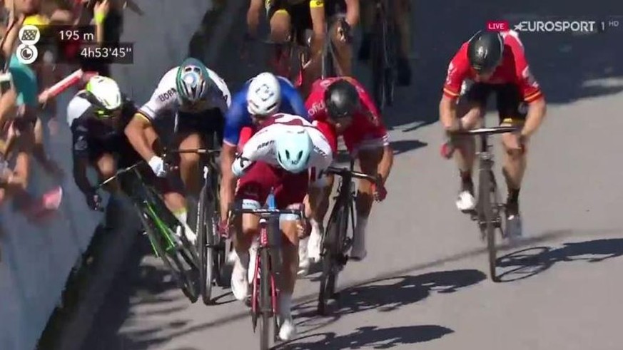 Cavendish wird von Sagan in die Bande gecheckt.