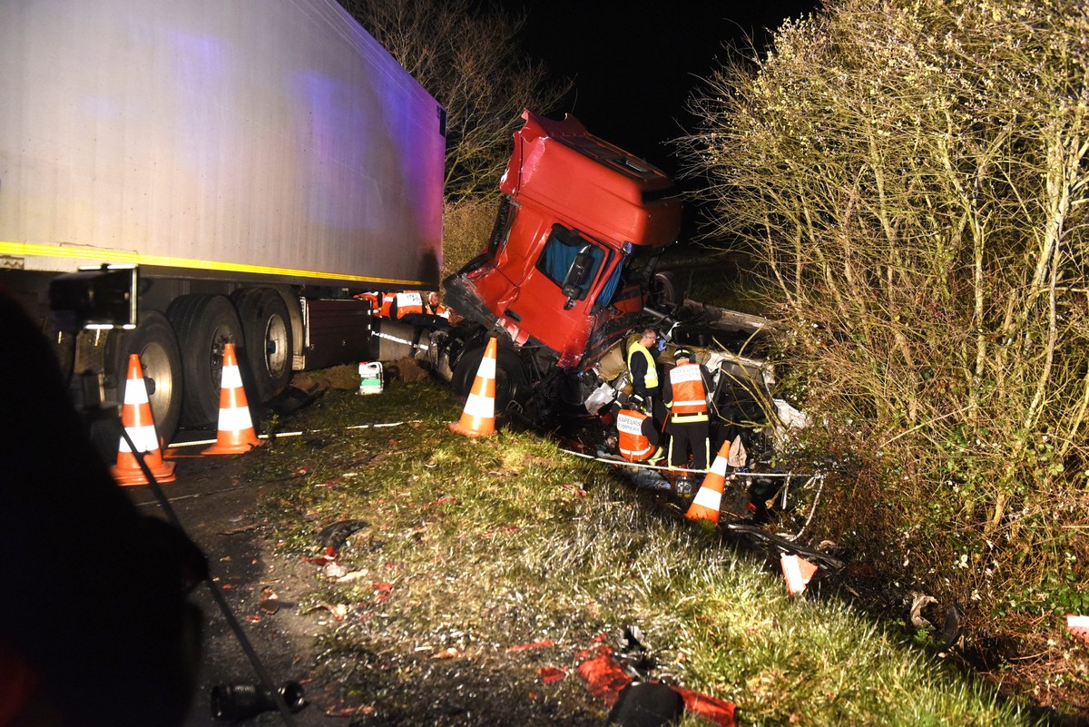 Der umgebaute Kleintransporter stiess im zentralfranzösischen Département Allier in der Nacht auf Karfreitag mit einem Lastwagen zusammen.
