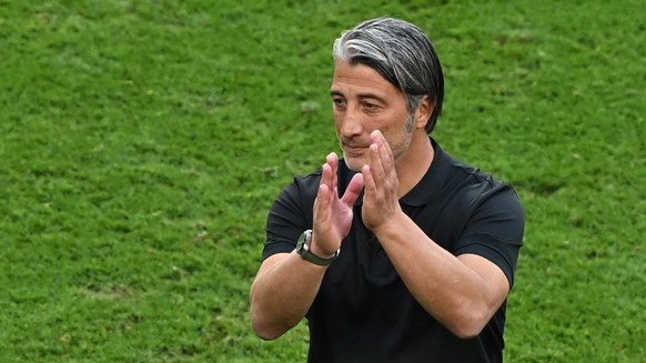 epa10324661 Head coach Murat Yakin of Switzerland reacts with players after the FIFA World Cup 2022 group G soccer match between Switzerland and Cameroon at Al Janoub Stadium in Al Wakrah, Qatar, 24 N ...