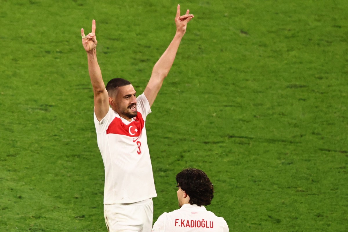 epa11453662 Merih Demiral of Turkey celebrates after scoring his second goal during the UEFA EURO 2024 Round of 16 soccer match between Austria and Turkey, in Leipzig, Germany, 02 July 2024. EPA/HANNI ...