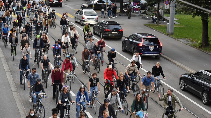 Velodemo Critical Mass in Zuerich am Freitag, 27. August 2021. Velofans sind am letzten Freitagabend im Monat erneut in grossen Gruppen durch die Stadt gefahren. (KEYSTONE/Walter Bieri)