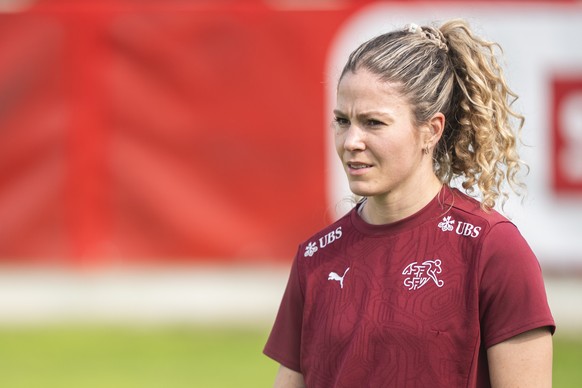 Luana Buehler waehrend einem Training der Schweizer Frauen Fussball Nationalmannschaft, am Dienstag, 10. Juni 2025 in Grenchen. Das Schweizer Frauen Nationalteam befindet sich im Vorbereitungscamp auf ...