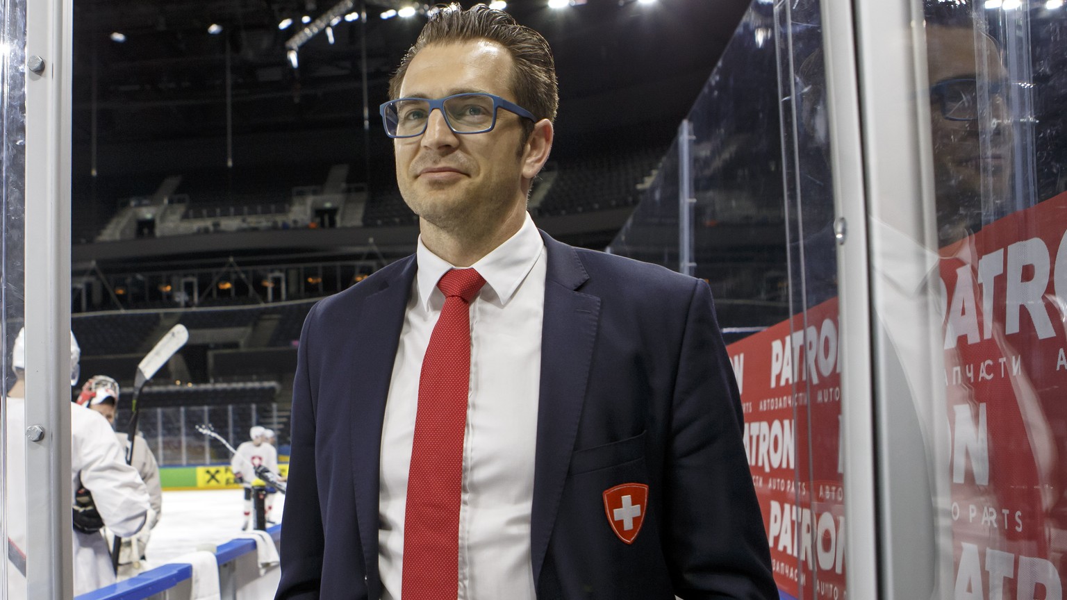 Raeto Raffainer, center, Director of National Teams of the Swiss Ice Hockey, looks the Switzerland&#039;s players, during a Swiss team training optional session of the IIHF 2018 World Championship, at ...