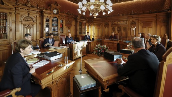 Bundespraesident Ueli Maurer, 4. von links, leitet die erste Sitzung der Landesregierung im laufenden Jahr, am Mittwoch, 16. Januar 2019 in Bern. (KEYSTONE/Peter Klaunzer)