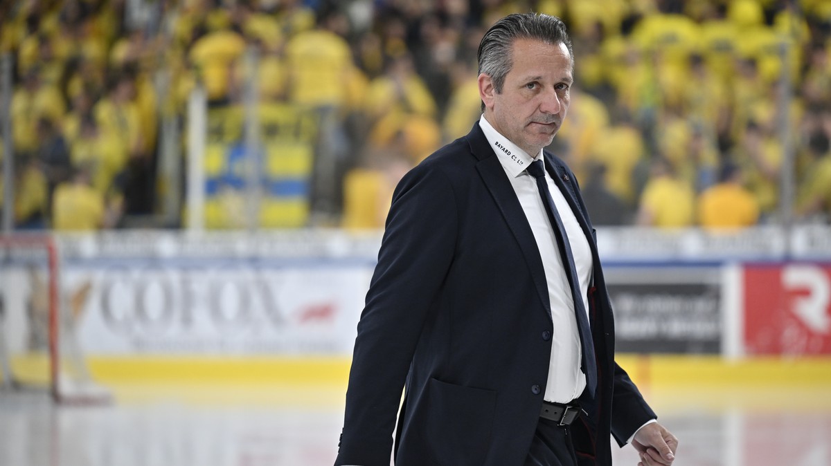 Head Coach Marco Bayer (ZSC) beim vierten Eishockey Playoff Halbfinalspiel der National League zwischen dem HC Davos und den ZSC Lions, am Samstag, 5. April 2025, in der zondacrypto-Arena in Davos. .