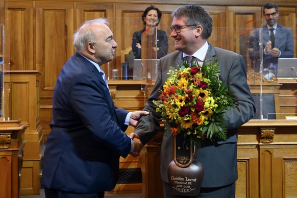 Christian Levrat, SP-FR, rechts, bei seinen Verabschiedung im Staenderat, schuettelt die Hand von Staenderatspraesident Alex Kuprecht, SVP-SZ, links, vor den Schlussabstimmungen am letzten Tag, waehre ...