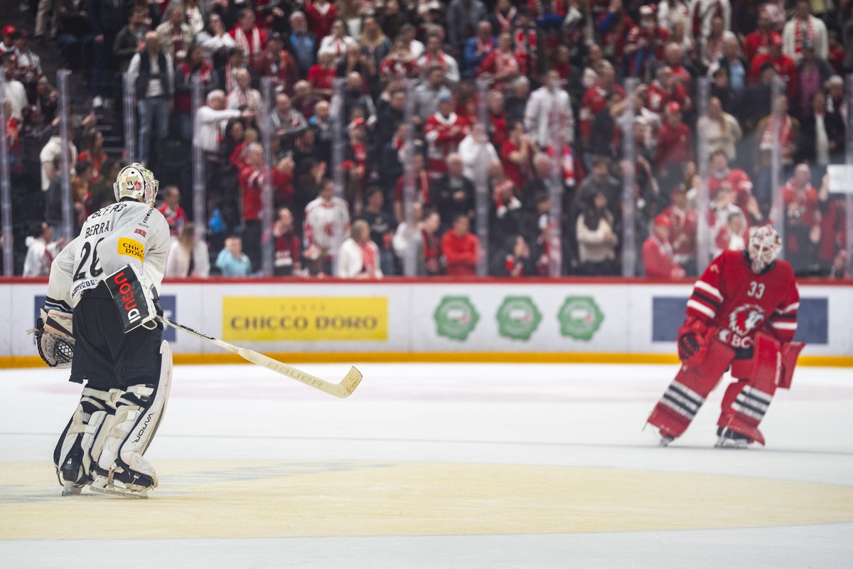 Torhueter Reto Berra (HCFG) ,links, provoziert Torhueter Kevin Pasche (LHC) ,rechts, im siebten Eishockey Playoff Halbfinalspiel der National League zwischen dem Lausanne HC (LHC) und dem HC Fribourg- ...