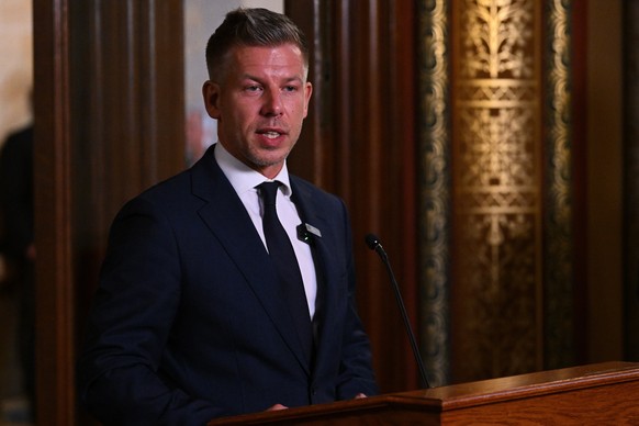epa13109007 Hungarian Prime Minister Peter Magyar holds an extraordinary press briefing following a voting on the 17th amendment to the Fundamental Law during a plenary session of parliament in Budape ...