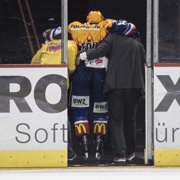 Zuerichs Topscorer Robert Nilsson wird verletzt vom Eis getragen, im ersten Playoff-Viertelfinalspiel der National League A zwischen den ZSC Lions und dem HC Lugano am Samstag, 4. Maerz 2017, im Halle ...