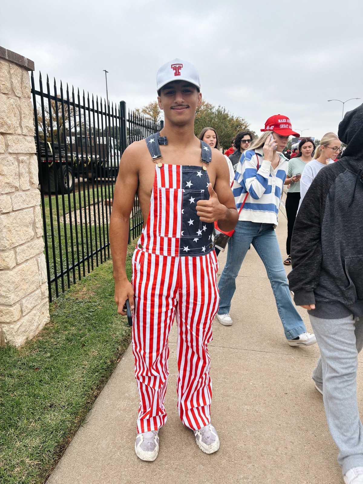 Des heures d’attente et un enthousiasme intact: à Lubbock, watson a rencontré les partisans de Donald Trump à une semaine des midterms 2026.