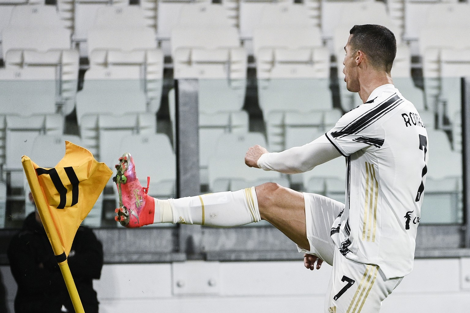 Gegen Crotone schiesst Cristiano Ronaldo zwei Tore – und kickt aus Freude ins Cornerfähnli.