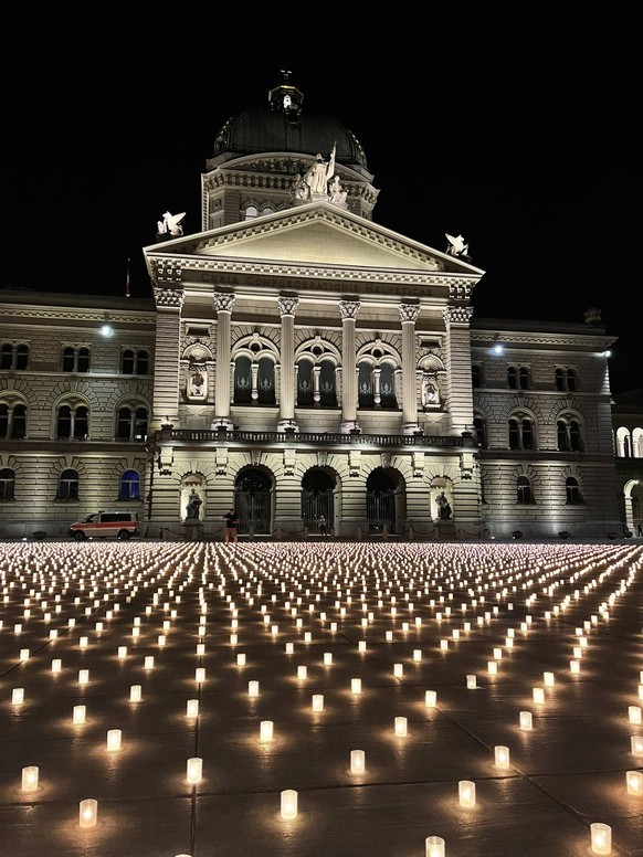 13‘350 leuchtende Kerzen erinnerten gestern auf dem Bundeshausplatz in Bern an die an Corona Verstorbenen in der Schweiz und Liechtenstein. Eine Aktion der Corona Mahnwache - eindrücklich und stimmung ...