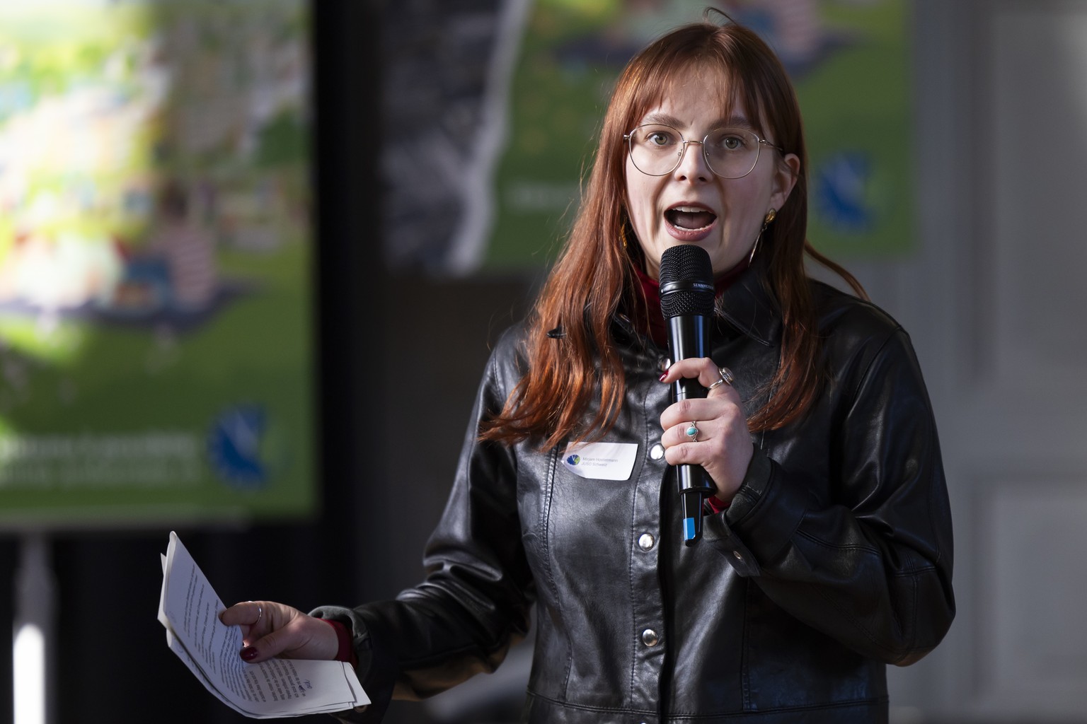 Mirjam Hostetmann, Praesidentin JUSO, spricht beim Treffpunkt der Initianten der Umweltverantwortungsinitiative, am Sonntag, 9. Februar 2025, im Progr in Bern. Das Stimmvolk stimmt heute ueber die Umw ...