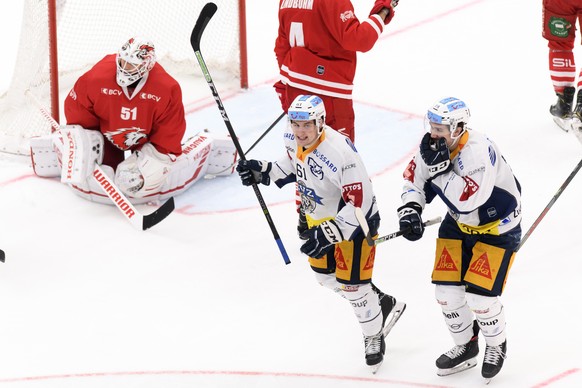 L&#039;attaquant zougois Sven Leuenberger, centre, et l&#039;attaquant zougois Yannick-Lennart Albrecht, droite, celebrent le 1 a 0 devant le gardien lausannois Tobias Stephan, gauche, lors du match d ...